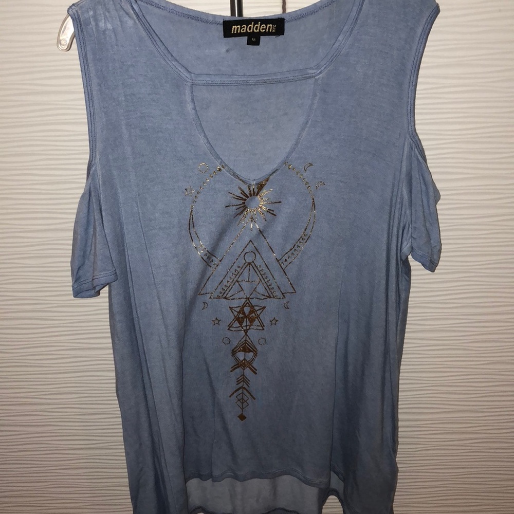 Cut out shoulders tshirt with gold accent